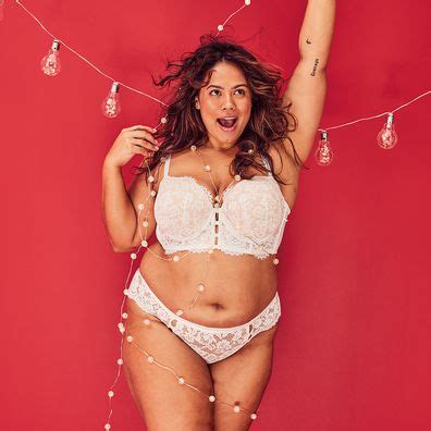 5 Hot Sexy Mahalia Handley Bikini Pics