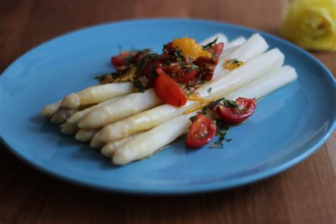 Gedämpfter Spargel mit Tomaten Orangen Vinaigrette keine Sau braucht