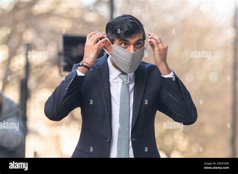 Rishi sunak mask hi-res stock photography and images - Alamy