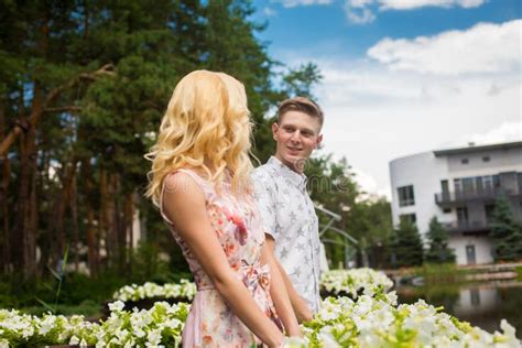 Jonge Charmante Blonde Meid Flirt En Met Een Man In De Tuin Loveverhaal Van Een Stel Verliefd