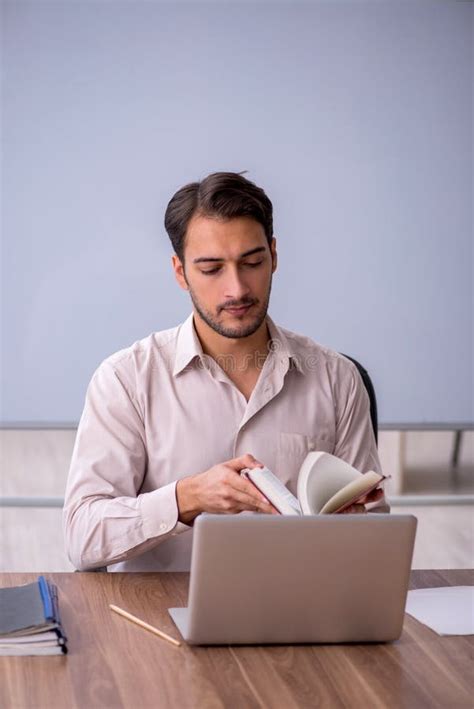 Profesor Joven Sentado En El Aula Imagen De Archivo Imagen De