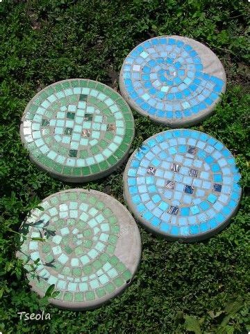 DIY Mosaic Tile Garden Stepping Stones