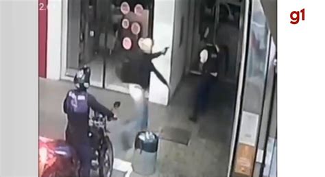 Vídeo flagra ação de criminosos contra vigilante em centro comercial de