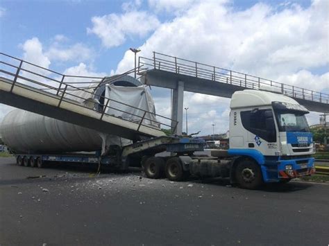 G1 Carreta Com Tubo De Energia Eólica Derruba Parte De Passarela Na