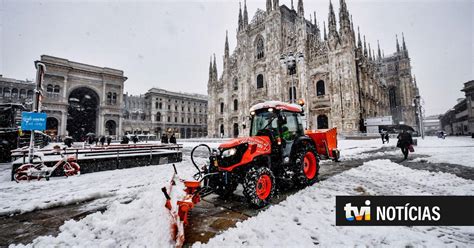 Neve No Norte De It Lia Provoca Um Morto E Obriga A Cancelar Comboios E