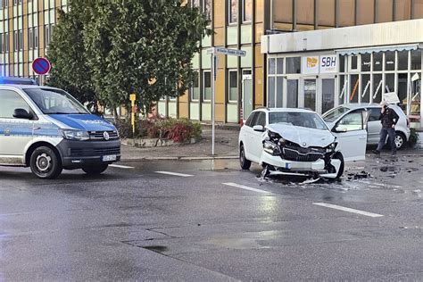 Kreuzungs Crash In Chemnitz Vw Kracht Mit Skoda Zusammen