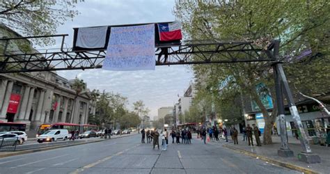 Carabineros Baja A Manifestantes Que Protestaron Arriba De Se Al De