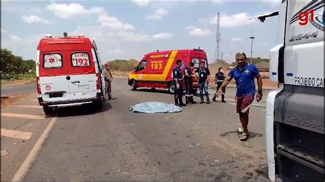 VÍDEO Moto é esmagada por roda de caminhão e motociclista morre