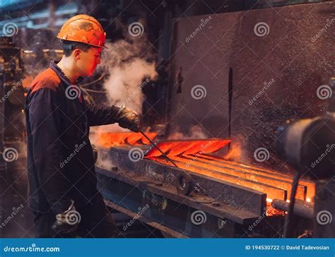 Trabalhadores Da Siderurgia Produção Ou Instalação Metalúrgica Foto