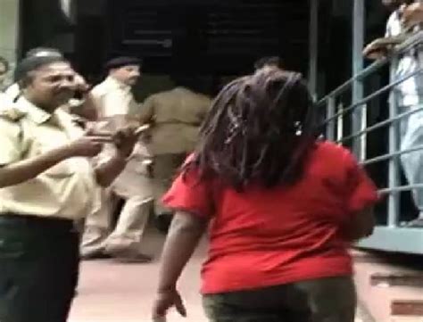 Drunk Woman Beaten Female Soldier Tore Si S Uniform नशे में धुत युवती ने महिला सिपाही को पीटा