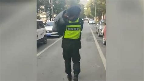 男孩成绩差被父亲脱光衣服赶出家门，民警护送回家 凤凰网视频 凤凰网