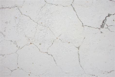 Textura De Una Pared Pintada De Blanco En Grietas Foto De Archivo