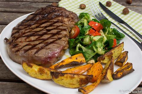 Steak mit zweierlei Kartoffelspalten und Salat mit Pestokäse und