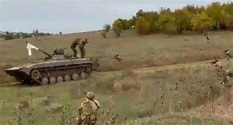 Tanque Ruso Con Bandera Blanca Se Rinde Ante Soldados Ucranianos Que