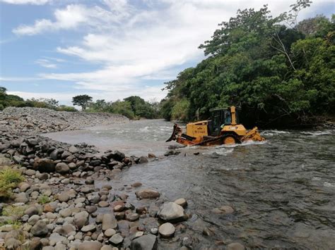 MOP realiza dragado en Río Gariché para evitar inundaciones