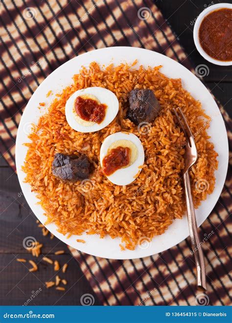 Arroz Jollof De África Ocidental Carne E Ovo Cozido Imagem de Stock