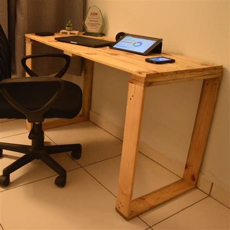 Mesa de escritorio hecha con Pallets Mesa de escritório de madeira