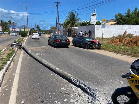 V Deo Carro Derruba Poste Em Avenida De Natal E Tr S Pessoas Ficam