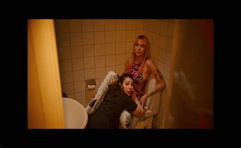 Sara Shirpey Lesbian Scene In Aret Jag Slutade Prestera Och Borjade