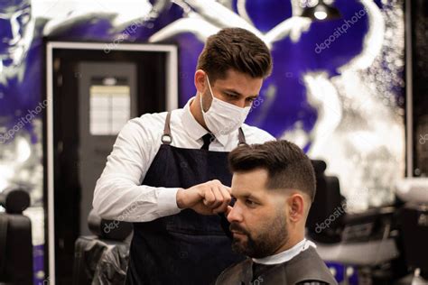 El Peluquero Joven Y Elegante Con M Scara Corta El Cabello De Un