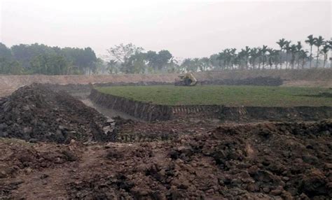 ফসলি জমিতে পুকুর খনন নীরব প্রশাসন