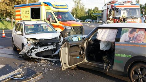 G Rlitz Unfall Mini Fahrer Missachtet Vorfahrt Totalschaden