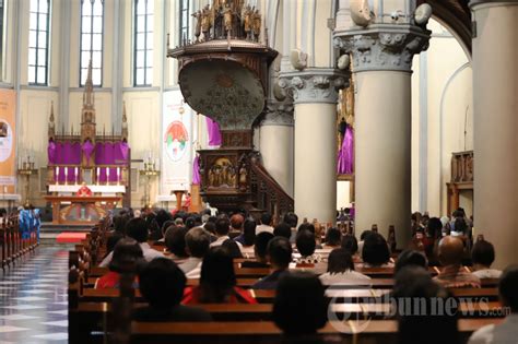 Ibadah Jumat Agung Di Gereja Katedral Jakarta Foto 13 1920643