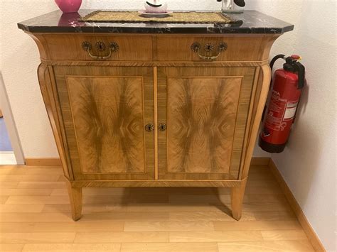 ANTIKES KLEINES SIDEBOARD KOMMODE MIT SCHWARZER MARMORPLATTE Kaufen