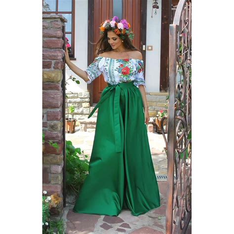 Rochie Traditionala Lunga Tafta Verde Cu Maci Pe Bust Carmyna