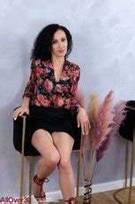 Seductive Milf Babe Sophi Gets Nude And Stuffs Fingers In Juicy Wet Pussy Photos