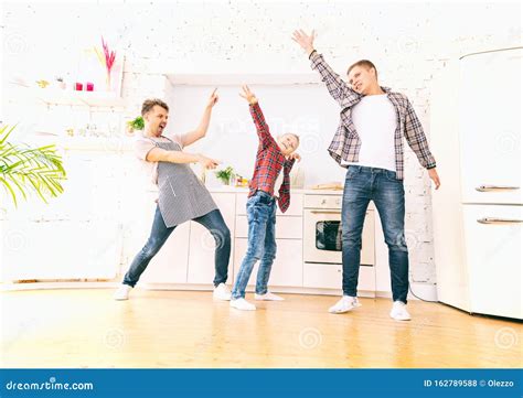 Feliz Que La Familia Homosexual Gay Con Su Hijo De 8 Años Se Divierta En La Cocina Bailando Con