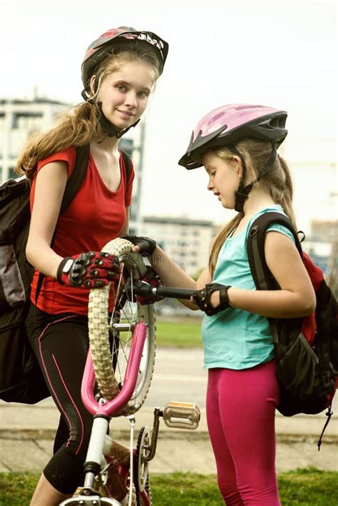 Vada In Bicicletta La Gomma Che Pompa In Bicicletta Della Riparazione Della Ragazza Del Ciclista