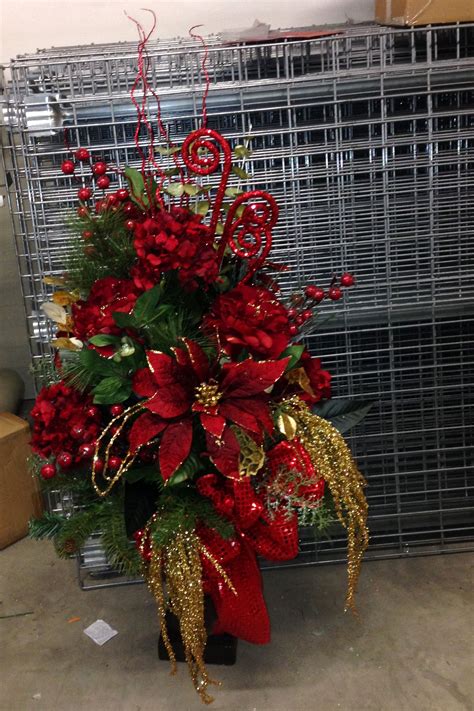 entrance way floor Christmas design red and gold | クリスマス フラワー, クリスマス