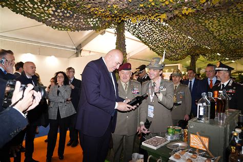 Il Ministro Crosetto A Vinitaly In Visita Allo Stand Dellesercito