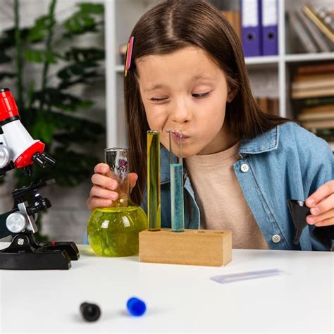 Menina Fazendo Experimentos Científicos Com Tubos De Ensaio Foto Premium