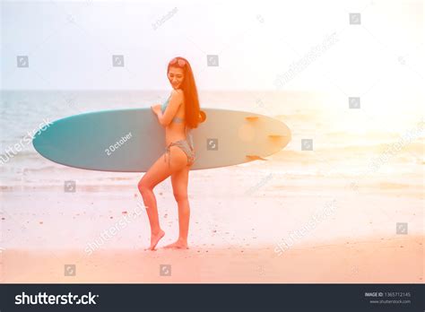 Sexy Girl Bikini Holding Surfboard On Foto Stok 1365712145 Shutterstock