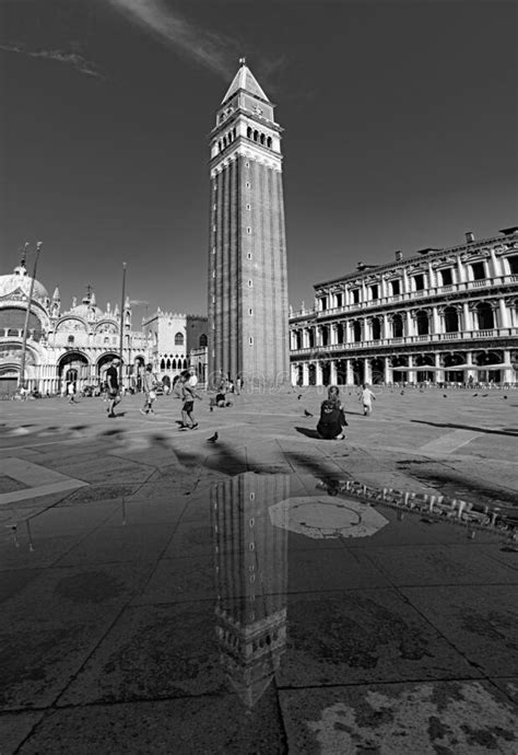 Reflejo De La Catedral De San Marco En La Plaza San Marco En Venecia