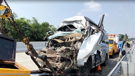 Kecelakaan Di Tol Solo Semarang Mobil Travel Tabrak Truk Tronton 2