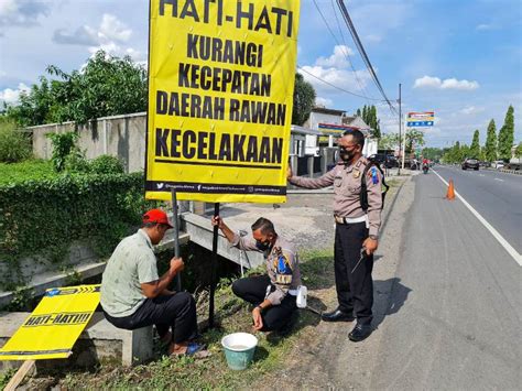 Cegah Kecelakaan Lalu Lintas Polres Klaten Pasang Pita Kejut Dan Banner Peringatan Di 2 Lokasi