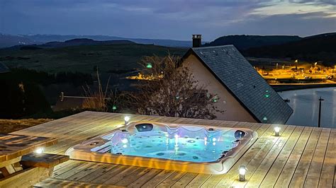 Au Debut De La Nuit Profitez Du Jacuzzi Du Chalet L Anorak A Super Besse