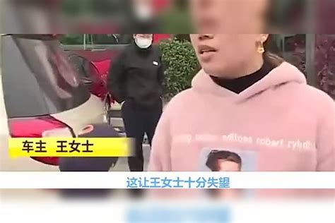 女子提新车没出门就被撞，当场退车却遭拒，4s店：车不是我们撞的新车女子