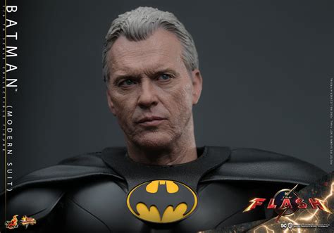 Galería Imagen de la figura de Hot Toys de Batman a escala