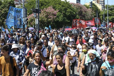 Napeto I U Argentini Hiljade Ljudi Na Ulicama Buenos Airesa