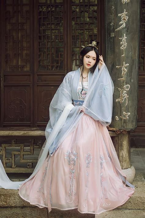 Elegant Chinese Hanfu Fashion