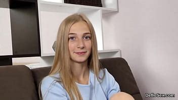 Asombroso teenie se masturba apretado twat hasta que ella está teniendo el orgasmo XVIDEOS