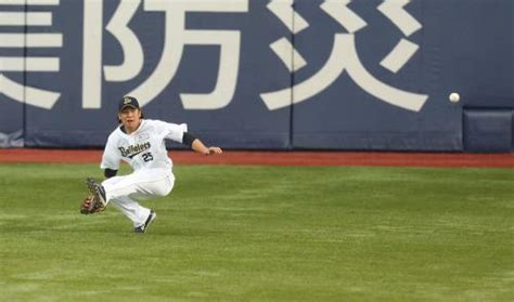 ＜オ・ロ＞初回無死、荻野貴の左前の打球を追った竹原は、尻もちをついてランニング本塁打にしてしまう ― スポニチ Sponichi Annex 野球