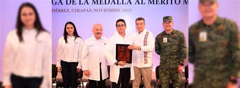 Entrega Rutilio Escand N La Medalla Al M Rito M Dico Chiapas Al