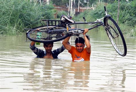 कानपुर की तस्वीरें बारिश से उफनाई पाण्डु नदी कई बस्तियों पर मंडराया