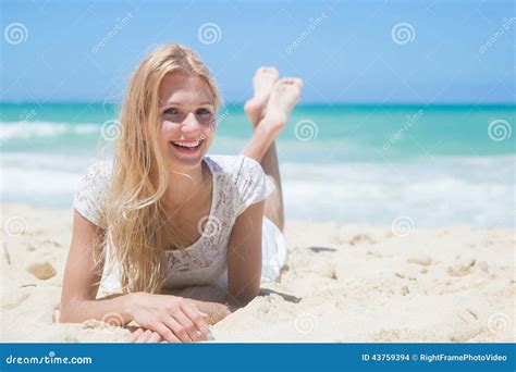 Adolescent Dans Le Bikini Rose Se Trouvant Sur La Plage Image Stock My XXX Hot Girl