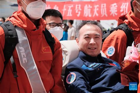 Astronautas Chinos De Shenzhou Llegan A Beijing